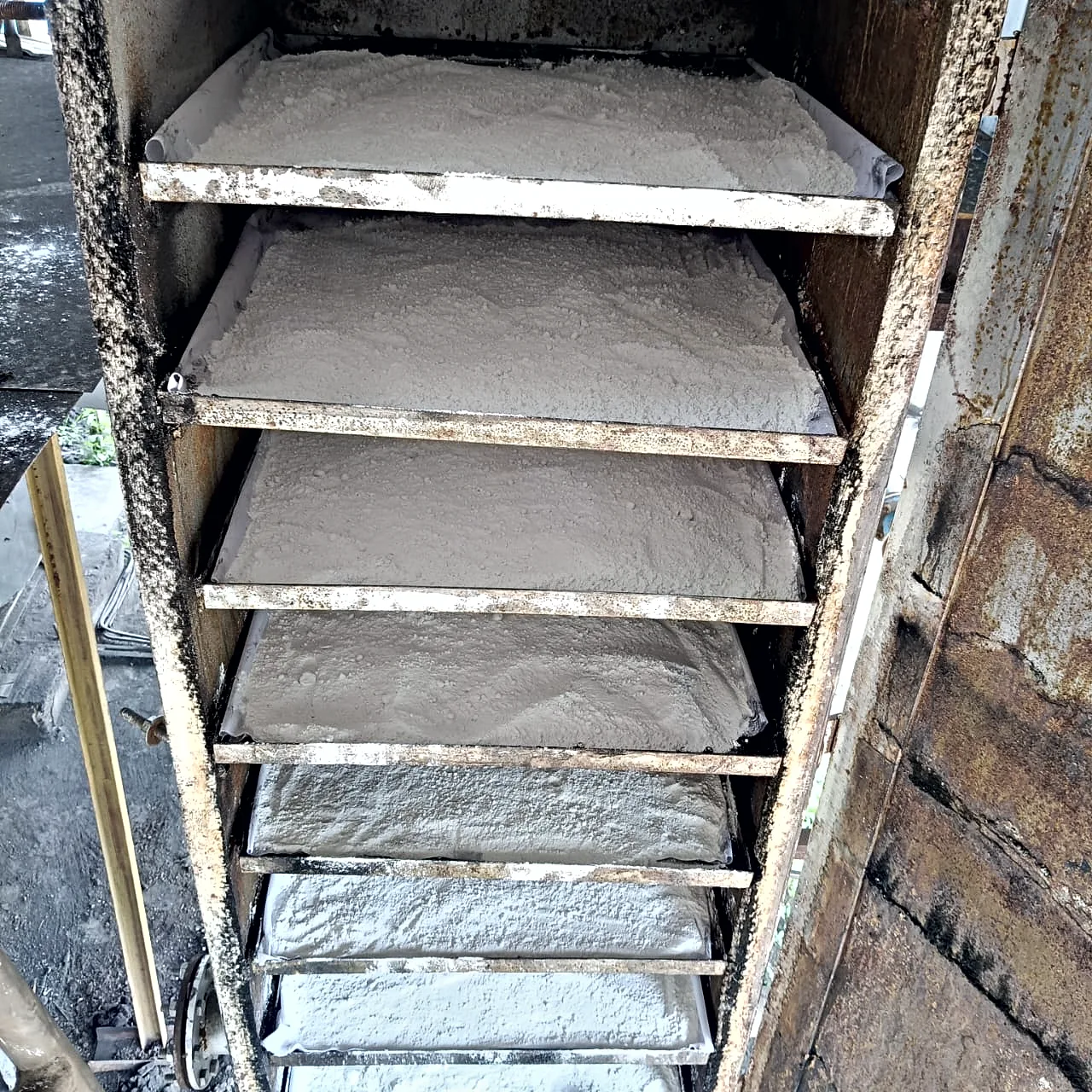 Adsorbent trays inside a Pureva tower